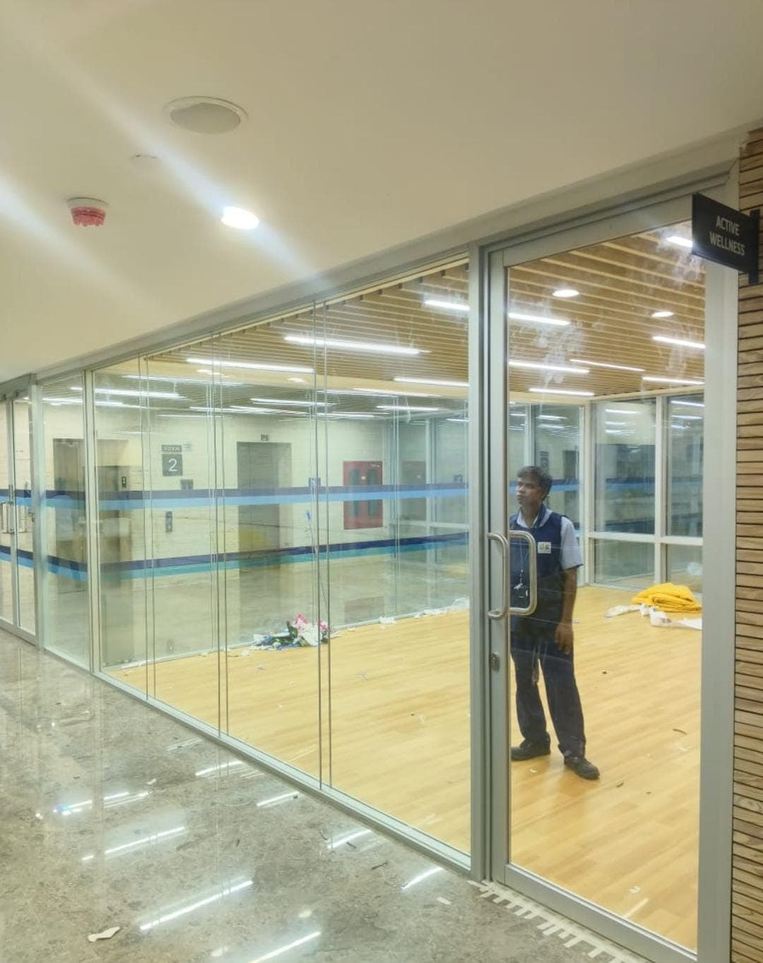 Aluminium-profile glass partition dividing a meeting room